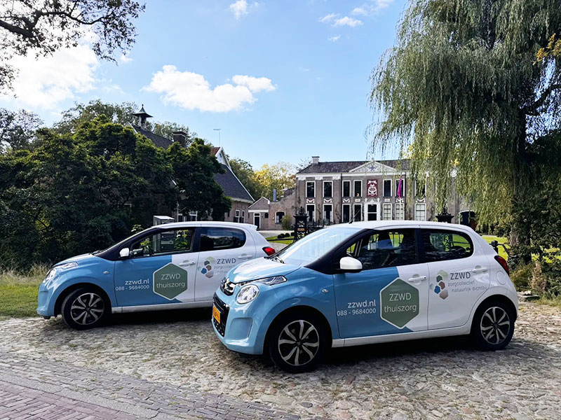 ZZWD zet zichzelf op de kaart: Thuiszorgauto's en bussen in een nieuw jasje! 🚗🎨